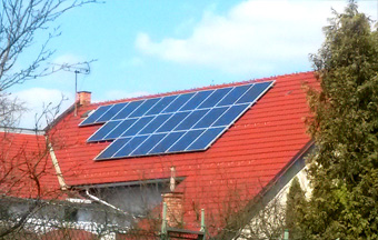 Střecha se solárními panely pro samočistící impregnaci